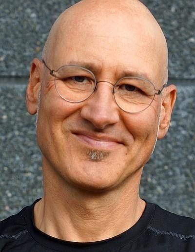 Personal Trainer Gütersloh Christian Wagner lächelt auf dem Portrait 