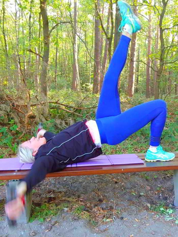 Personal Trainer Gütersloh Christian Wagner Outdoor-Training auf der Bank mit Klientin 